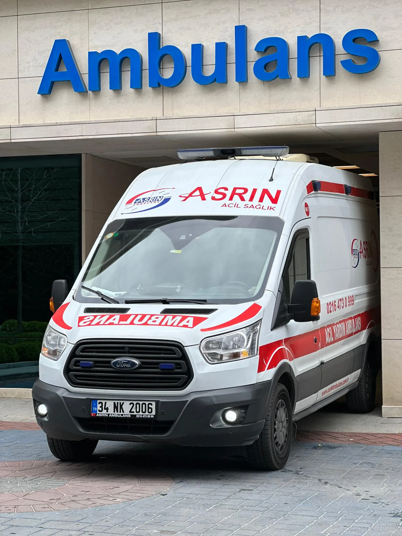 Asrın Ambulans hastane önünde hasta transferine hazır
